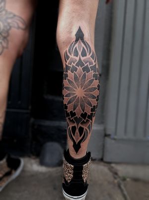 Explore the intricate beauty of blackwork and dotwork in this geometric tattoo created by talented artist Giada.