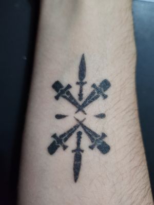 Symbol of Inej from the book Six of Crows Done in Mar del Plata, Argentina #SixOfCrows #Inej #black #geometric #knives 