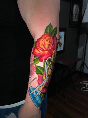 This was for a client whose grandma loves sewing and roses. I had a lot of fun with this one and would definitely love to do more tattoos like it. Please let me know if you’re interested and getting everything done.#johngraefe #fusionink #flowertattoo #flower #flowers #rose #rosetattoo #realistictattoo #realism #realismtattoo #tattoo #tattoos #tattooed #ink #color #colortattoo #california #riverside #inlandempire #temecula #murrieta #menifee #corona #scissors #scissortattoo #sewing #sewingtattoo 