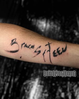 Bruce Springsteen autograph tattooed. #bobbygrey #witchinghourtattoo #brucespringsteen #brushstroketattoo #blackworktattoo 