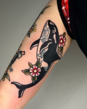 • Orca • Traditional piece by our resident @nicole__tattoo Books/info in our Bio: @southgatetattoo • • • #orcatattoo #orcawhale #traditionaltattoo #traditionalart #orca #sgtattoo #londontattoostudio #southgatetattoo #southgatepiercing
