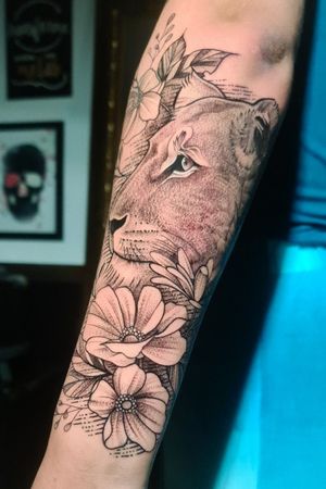Lioness with floral in whipshading