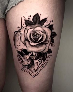• Skull & Rose • One of the custom flash designs by our resident artist @nsmactattoos Nermin has some availability next week! Give us a shout! Books/info in our Bio: @southgatetattoo • • • #skulltattoo #rosetattoo #skullandrose #skullandrosetattoo #blackwork #sgtattoo #southgatetattoo #southgatepiercing #londontattoostudio #londontattoo 