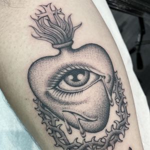 Fineline Scared heart with eye and lettering