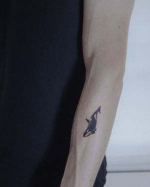 Capture the beauty of the sea with this stunning killer whale tattoo by El Bernardes on your lower arm.