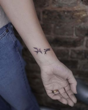 Get mesmerized by El Bernardes' detailed micro realism swallow and birds tattoo design on your forearm!