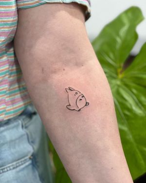 Elegantly detailed cat design tattoo on the forearm, expertly done in fine line style by artist Hana Kaki.