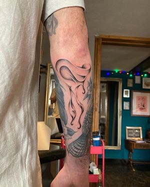 Freehand abstract flowing shape to fill a gap 