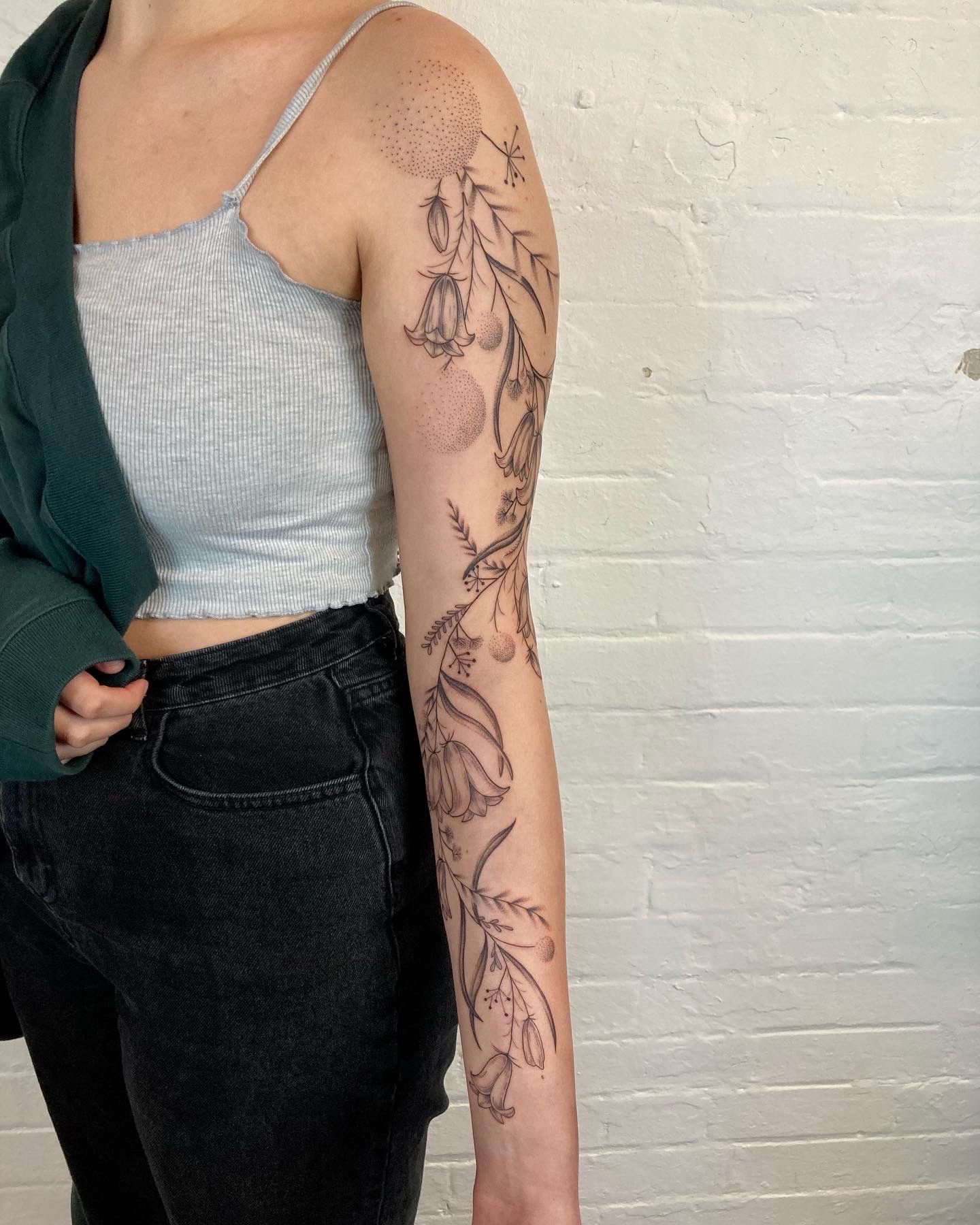 Premium PSD  Woman having tattoo mockup