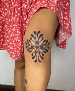 Ornamental en la rodilla ⚫️⚫️⚫️⚫️⚫️⚫️AGENDA DISPONIBLE Tatuando en House of Pussy📍Miraflores, Lima 🇵🇪 