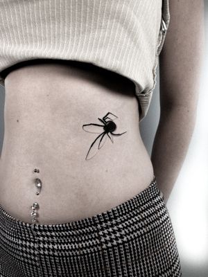 Jay Soze expertly combines blackwork and micro-realism to create a stunning spider tattoo on the ribs.