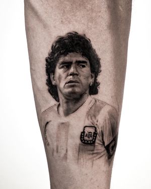 Capture the spirit of the iconic football legend with this realistic black and gray tattoo by Jay Soze. A tribute to the one and only Maradona.