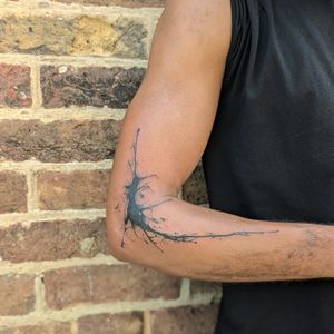 George Antony crafted this stunning blackwork tattoo, featuring a captivating pattern design that will stand out on your arm.