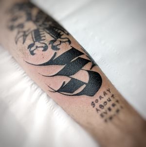 Pattern and quote in bold lettering, expertly done on the forearm by Chun Lee.