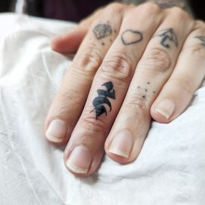 Get a unique tribal pattern tattoo on your finger by acclaimed artist Chun Lee. Stand out with this intricate design!