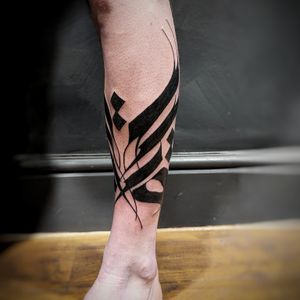 Get a bold and intricate tribal pattern tattooed on your shin by the talented artist Chun Lee. Perfect for those looking for a unique and powerful design.