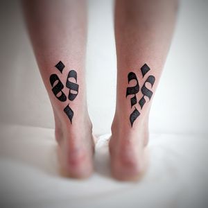 Unique pattern tattoo on lower leg created by Chun Lee, blending blackwork and tribal styles for a bold and striking look.