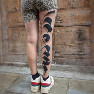 Adorn your upper leg with mesmerizing blackwork patterns by the talented artist Chun Lee. Stand out with unique and eye-catching body art.