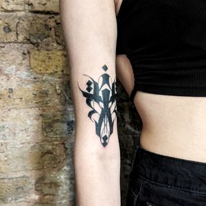 Adorn your upper arm with Chun Lee's mesmerizing blackwork tribal pattern design, showcasing intricate details and bold lines.