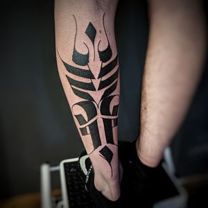 Get a bold blackwork tribal pattern tattooed on your lower leg by the talented artist Chun Lee.
