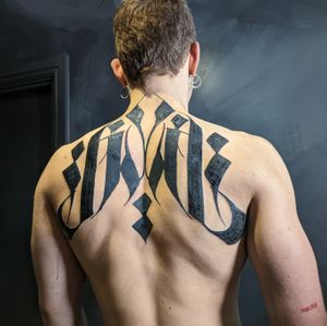 Explore the mesmerizing fusion of patterns and precision by tattoo artist Chun Lee on your upper back.