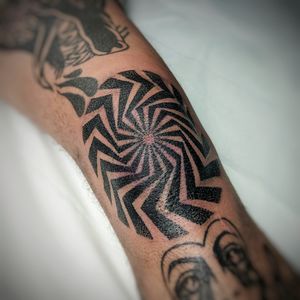 Get a stunning geometric and ornamental pattern tattooed on your knee by the talented artist Chun Lee. Stand out with this unique design today!