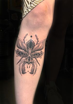Get a stunning neo-traditional beetle tattoo on your shin by talented artist Kiky Flore. Stand out with this unique design!