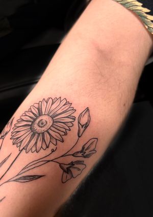 Check out this stunning floral tattoo of a sunflower on the lower arm, done by talented artist Kiky Flore. Perfect for nature lovers!