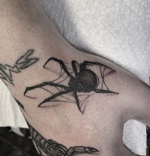 Bold blackwork spider tattoo by Federico Colantoni on hand. A striking and edgy design.