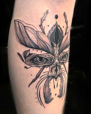 Discover the mesmerizing blend of fine line and neo-traditional styles in this stunning beetle and eyes tattoo by Kiky Flore.