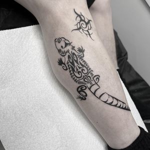 Embrace the power of the lizard with this bold blackwork tribal pattern by artist Federico Colantoni.