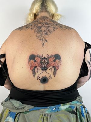 Experience the delicate beauty of fine line and neo-traditional styles with a stunning flower motif on your back. Expertly crafted by Kiky Flore.
