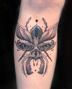 Black and gray beetle with mesmerizing eyes, done by Kiky Flore.