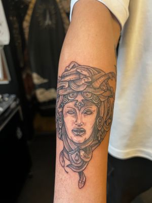 Get mesmerized by Kiky Flore's exquisite blend of myth and ink on your forearm with this neo-traditional snake and medusa tattoo.
