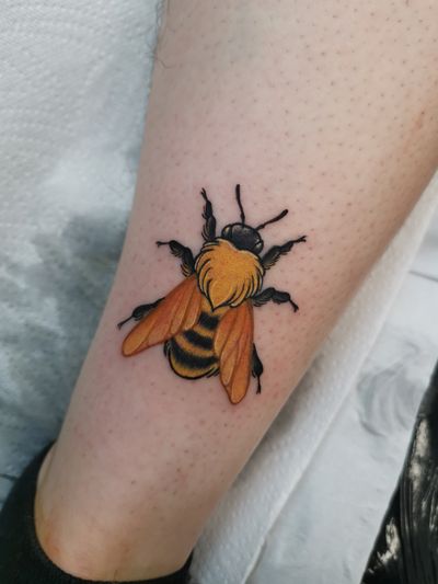 Bee #beetattoo #bee #londontattoo #insecttattoo #neotraditionaltattoo 