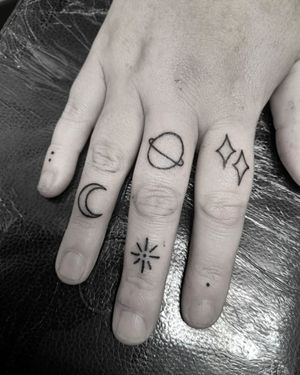 Get a stunning fine line tattoo of stars and intricate patterns on your finger by the talented artist Elisa Thirteen.