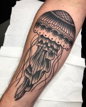 Get a stunning traditional tattoo of a jellyfish, beautifully done by the talented artist Claudia Trash.