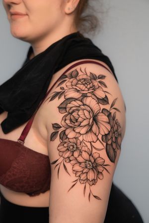Elegant black and gray flower design by Federico Tronconi, perfect for a stylish and subtle shoulder tattoo.