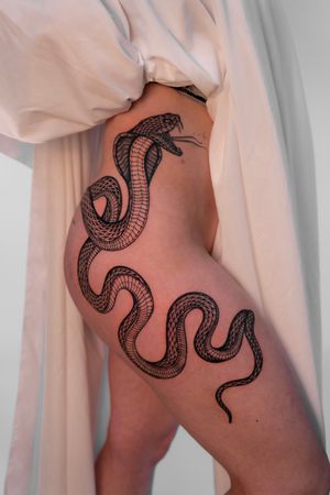 Elegant black and gray snake tattoo by Federico Tronconi, perfectly placed on the hip for a sleek and stylish look.
