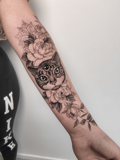 Discover the enchanting world of neo-traditional tattoos with this vibrant design by Federico Tronconi, featuring a majestic cat surrounded by intricate flowers.