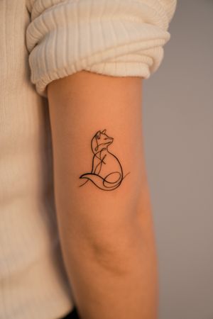 Elegant fine line fox tattoo expertly crafted by the talented artist Federico Tronconi on the arm.