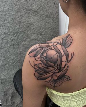 Jacky Yang's black and gray masterpiece featuring beautiful flowers and plants, perfect for the upper back placement.