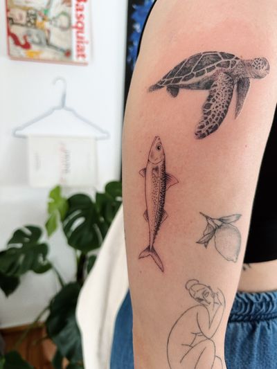 #fish #fishes #turtle #turtletattoo #photorealistictattoo #microrealismotattoo #dotworktattoo #minimalism #minimaltattoo #blxckink #fineline #tattoosandflash #darkartists #topclasstattooing #tattoodo #tttism
