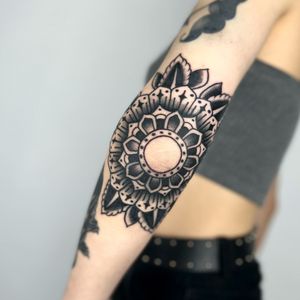 Unique and intricate design by Claudia Trash combining a mandala and leaf motif on the elbow. A stunning piece of ornamental body art.