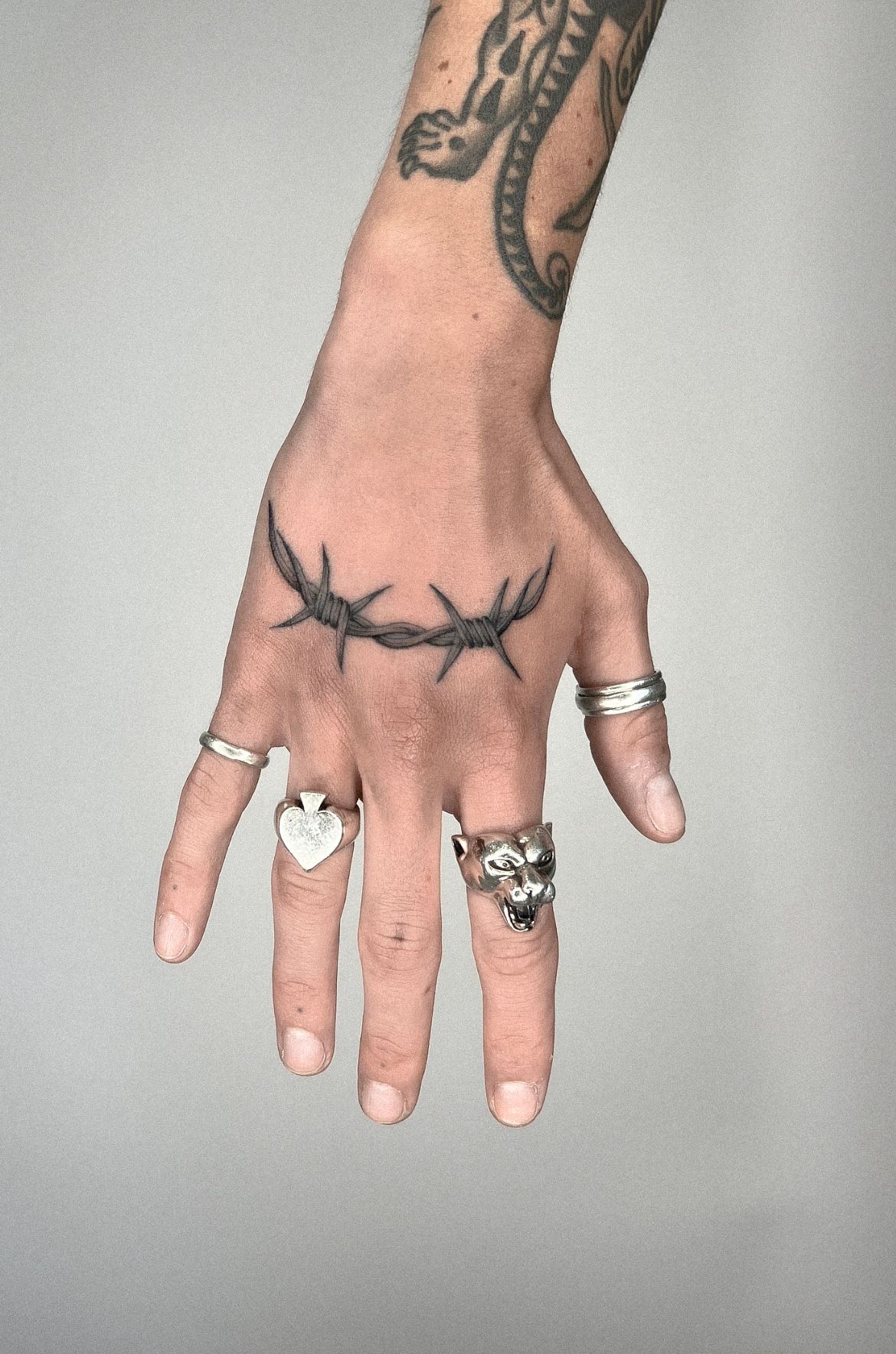 𝖌𝖔𝖙𝖍 𝖙𝖆𝖙𝖘   Finger tattoos Hand poked tattoo Chain tattoo
