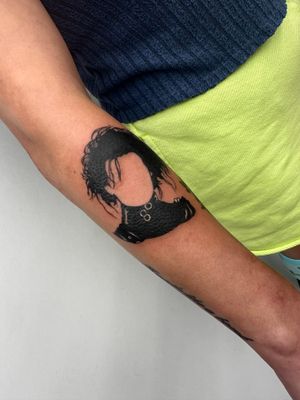 Express your love for Johnny Depp with this blackwork tattoo by Miss Vampira, featuring the iconic Edward Scissorhands motif.