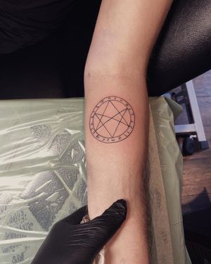 Frankie Brown's fine line forearm tattoo features a stunning and detailed pattern of interconnected circles.
