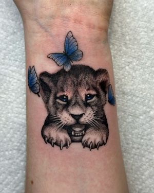 • Tiny cute lion cub 🦋• 
Micro realistic piece by our resident @cat_vaska116 Happy Saturday everyone! 
Books/info in our Bio: @southgatetattoo 
•
•
•
#lioncubtattoo #lioncub #bluebutterflies #blueeyes #sgtattoo #southgatetattoo #londontattoo 