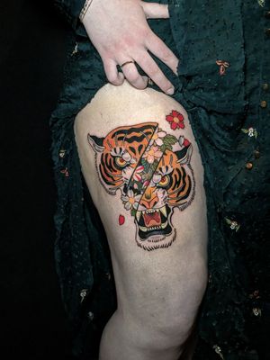 Capture the fierce strength of a tiger amidst delicate sakura blossoms with this stunning creation by tattoo artist Luca Salzano.
