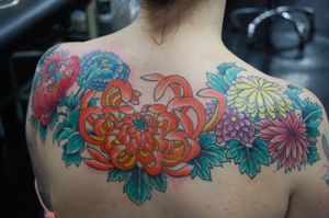 Get inked by Bananajims with a stunning neo-traditional flower design for your back. Stand out from the crowd with this artistic masterpiece.
